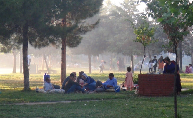Urfa’nın sıcağından bunalanlar parklara akın etti