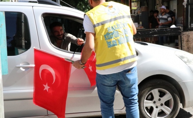 Haliliye’de vatandaş ve esnafa Türk Bayrağı dağıtıldı