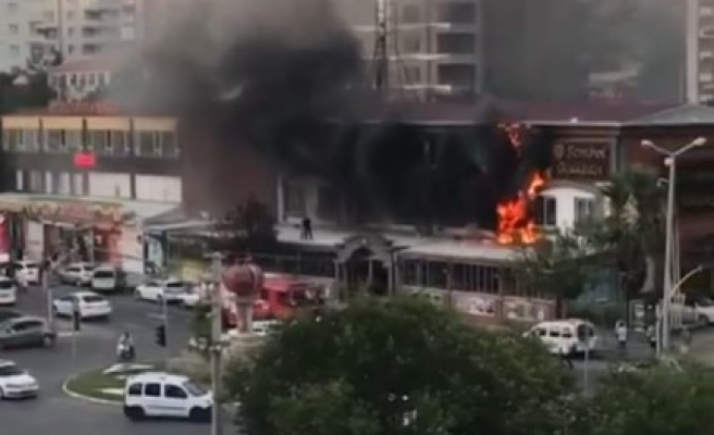 Urfa'da lokantada büyük yangın! Gökyüzünü duman kapladı