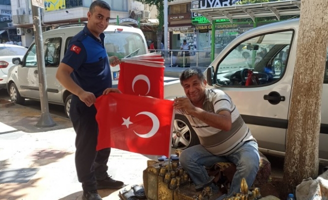 Eyyübiye'de vatandaş ve esnafa Türk bayrağı dağıtıldı