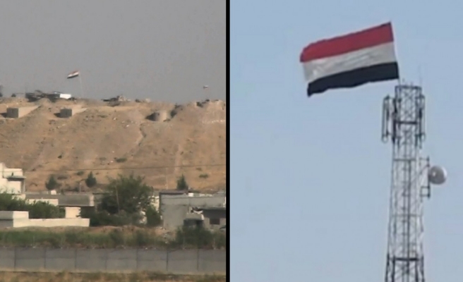 Urfa sınırında YPG’li teröristler rejim bayrağı çekti