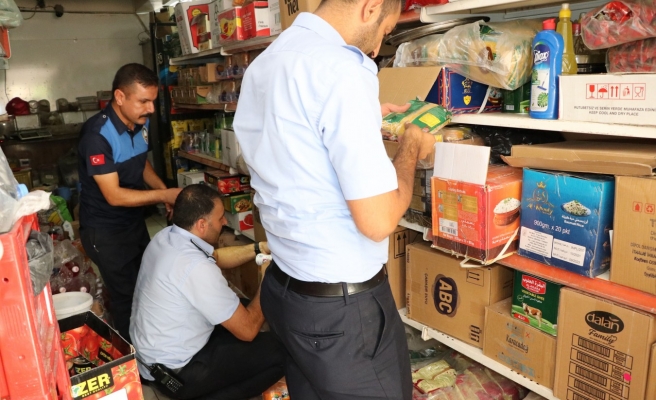 Haliliye'de zabıta tarihi geçmiş ürünlere el koydu