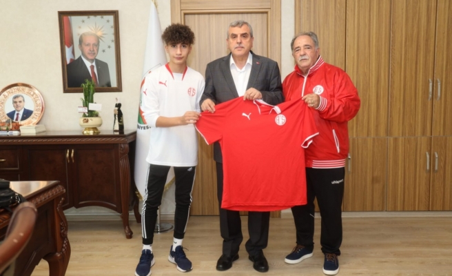 Urfalı genç sporcu Antalyaspor'un altyapısına seçildi