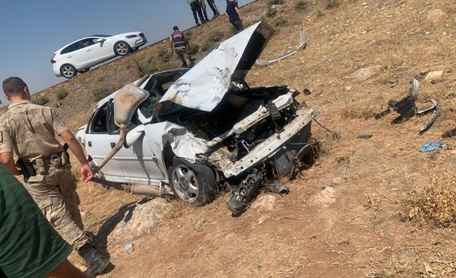 Urfa’da kaza: Otomobil şarampole devrildi