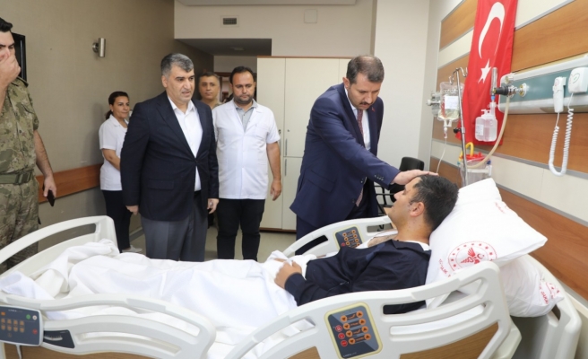 Vali Ayhan yaralı askerleri hastanede ziyaret etti