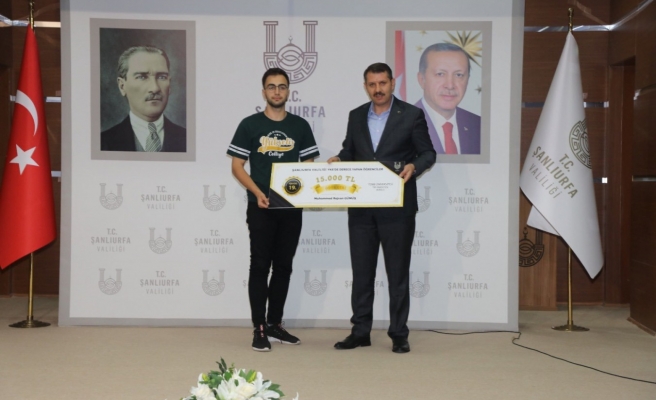 Urfa Valisi'nden başarılı 20 öğrenciye ödül!