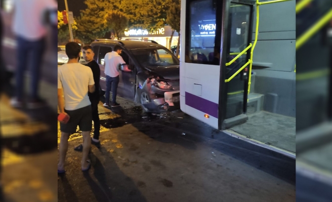 Karaköprü'de kaza! Otobüse çarptı