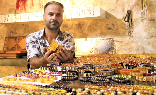 Doğal taşlardan ürettiği aksesuarları Urfa’dan dünyaya satıyor