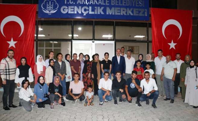 Başarılı öğrencilerle yemekte buluştu