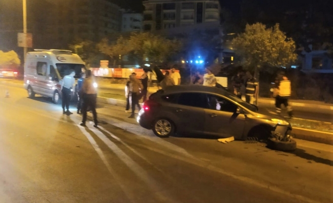 Şanlıurfa’da kaza yapan otomobilin tekerleği koptu!