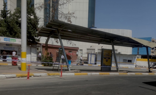 Yolunu şaşıran kamyon toplama merkezindeki durağa çarptı!