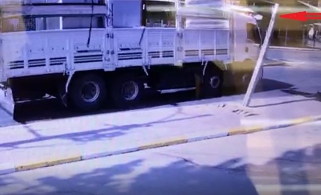 Şanlıurfa'da kamyonun durağa çarptığı an görüntülendi!