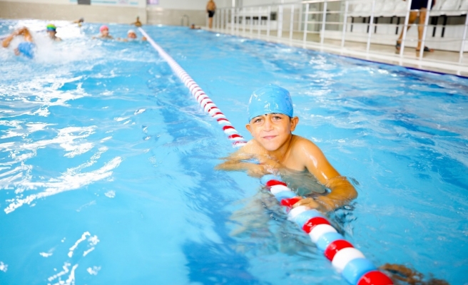 Eyyübiye’de yüzlerce genç yüzme öğrendi