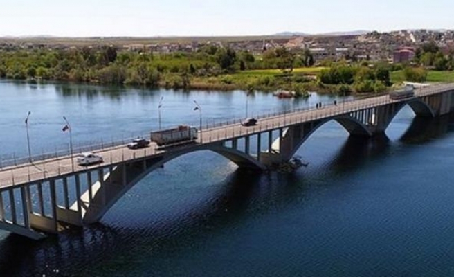 Birecik’teki köprüde intihar girişimi!