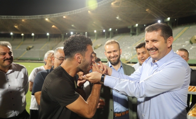 Vali Ayhan'dan futbolculara elleriyle baklava ikramı