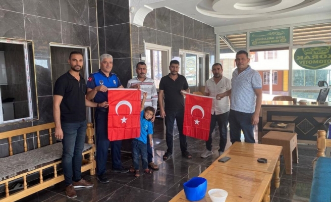 Eyyübiye’de 30 Ağustos Zafer Bayramı nedeniyle Türk bayrağı dağıtıldı