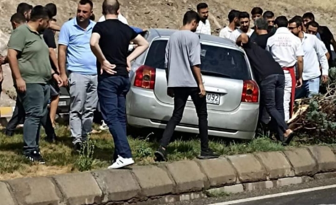 Urfa'da yayaya çarpmamak için orta refüje çıktı