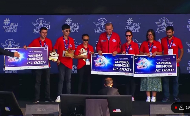 Urfalı gençler ödüllerini Cumhurbaşkanı Erdoğan’dan aldılar