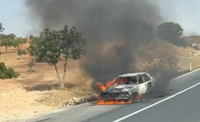 Suruç'ta seyir halindeki otomobil yandı
