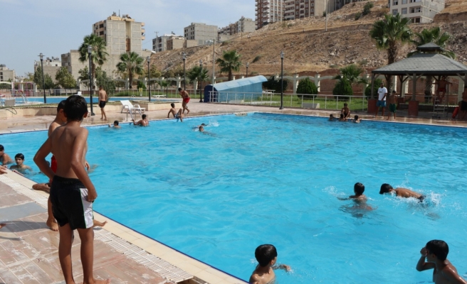 Urfa’da gençler belediyenin havuzunda serinledi