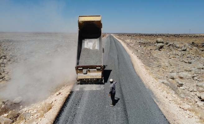 Viranşehir kırsalında sathi asfalt çalışması