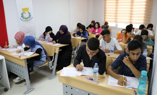 Öğrenciler kütüphanede sınavlara hazırlanıyor