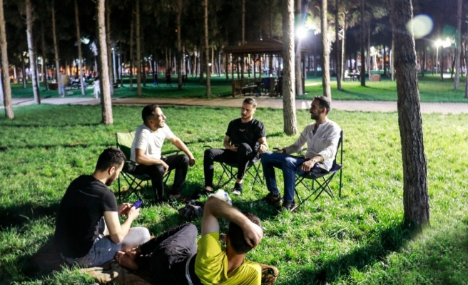 Akçakaleliler mesire alanında vakit geçiriyor