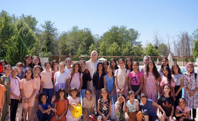 Siverek’te kız çocukları yüzme öğreniyor