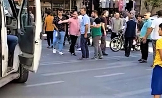 Urfa’da servis aracı ile kurye motoru çarpıştı! 1 yaralı