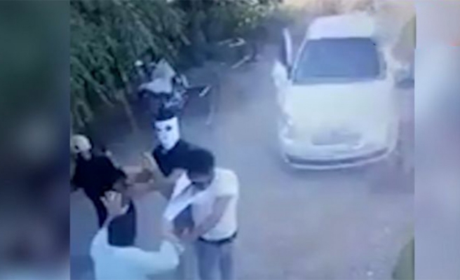 Akçakale'de önce otomobille çarptıkları baba ve oğlunu sonra sopalarla dövdüler
