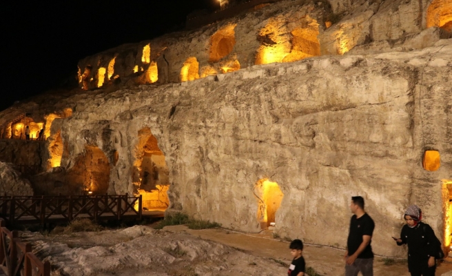 Kızılkoyun Nekropolleri ziyaretçilerin uğrak yeri oluyor