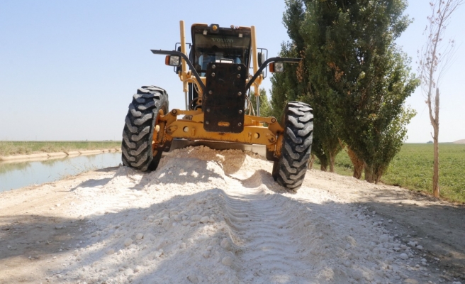 Akçakale’de asfalt öncesi mekanik dolgu çalışması yapıldı