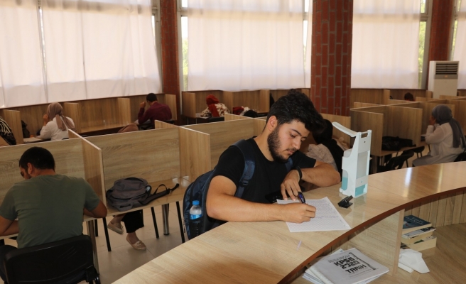 Karaköprü’de gençler okuma evlerinde sınavlara hazırlanıyor