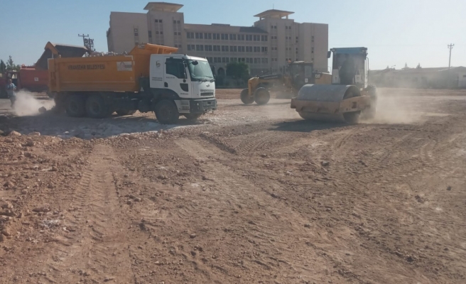 Viranşehir’de okul servislerinin park alanında tesviye çalışması