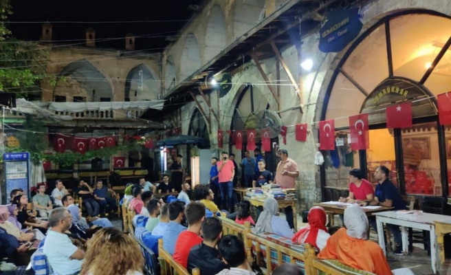 Kitapları almak için kıyasıya rekabet ettiler