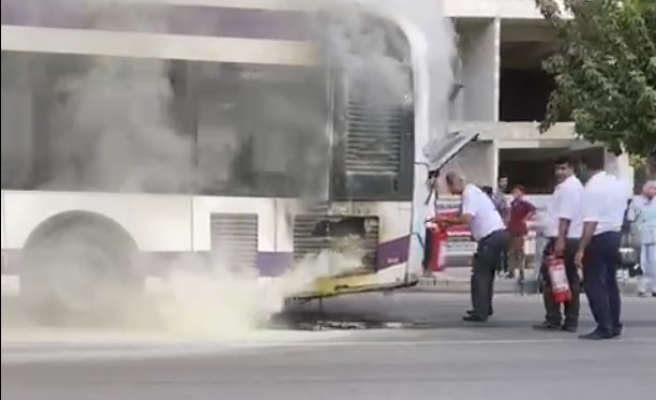 Şanlıurfa’da şehir içi otobüsün motor kısmında yangın çıktı!