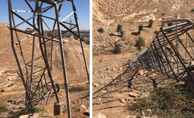 Eyyübiye'de demirleri çalınan elektrik direkleri devrildi