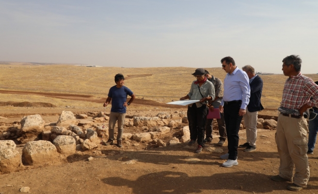 Vali Ayhan tarihi tepeyi gezdi