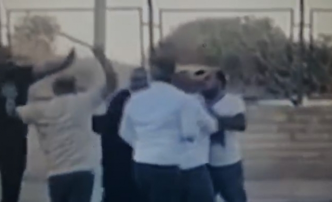 Urfa'da yol verme kavgası! Sopalarla saldırdılar...