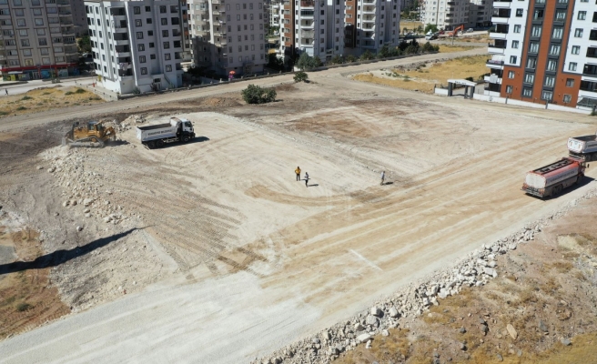 Karaköprü’ye 3 sentetik çim saha yapılıyor
