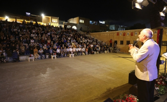 Nurullah Genç şiirlerini Urfalılar için okudu