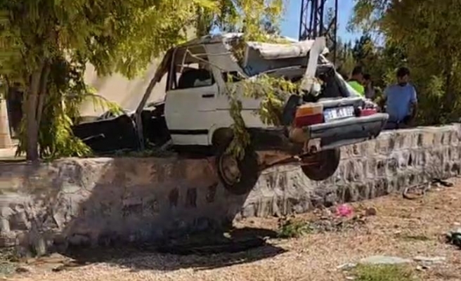 Suruç’ta kontrolden çıkan araç duvara çıktı! 2’si çocuk 5 yaralı