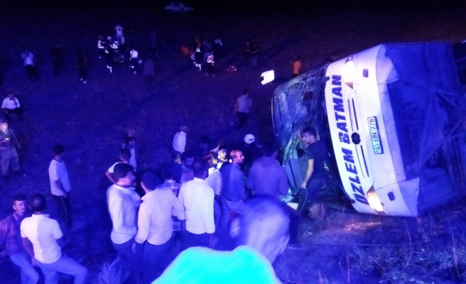 Urfa'da yolcu otobüsü ile kamyon çarpıştı! Çok sayıda yaralı var