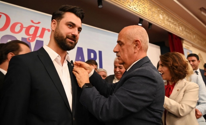 Urfa'da 35 isim AK Parti'ye geçti! Rozetlerini Bakan taktı...
