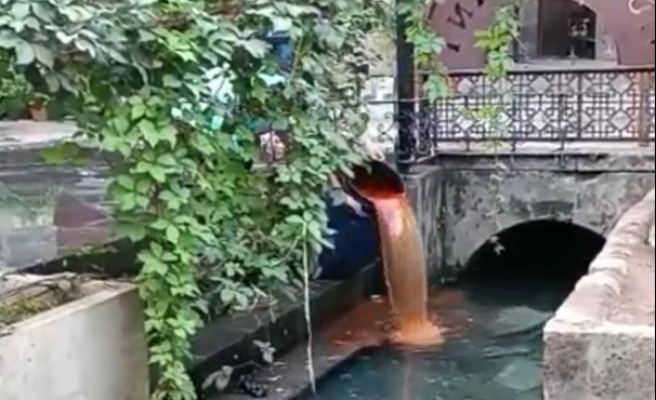 Şanlıurfa’da tarihi handa bidonla atık su dökülmesi tepki topladı