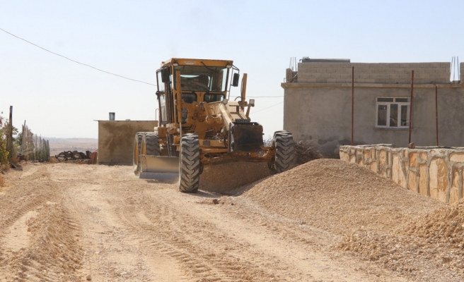 Karaköprü’de kış öncesi kırsal mahallede stabilize yol çalışması