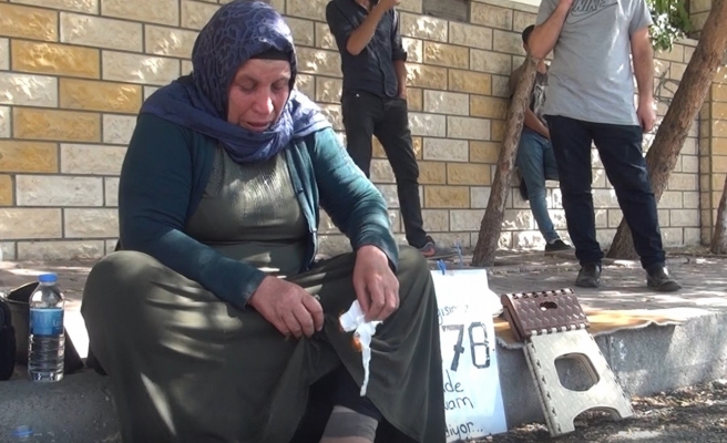 Adalet nöbeti köşeleri değiştirilen Emine Şenyaşar kendini yakmak istedi