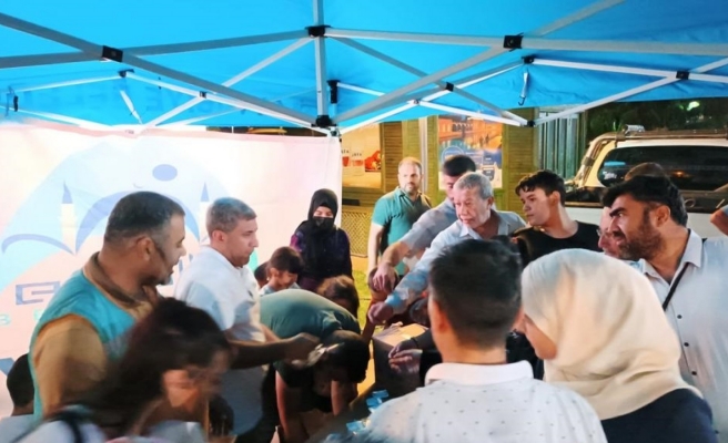 Eyyübiye’de yüzlerce vatandaşa lokum ikramı