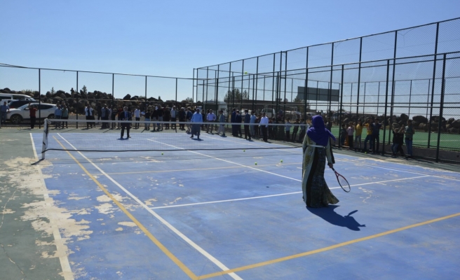 Eğlenceli anlar... Bakan Yardımcısı Urfa'nın köyünde tenis oynadı