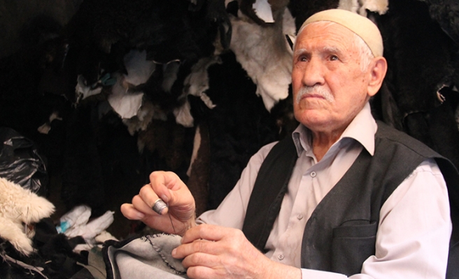 Asırlık mesleğini ayakta tutuyor
